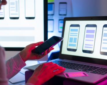 Дизайнер розробляє програму для смартфонів